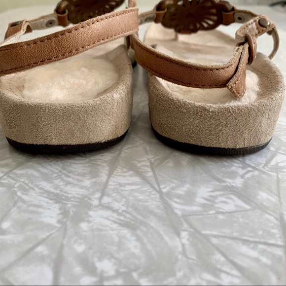 NWOT UGG Flat Thong Sheepskin Halendi Sandals 6 - Picture 4 of 8